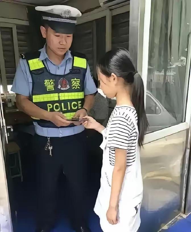看到这一幕，泪奔！南京，小学生捡到手机主动归还，可失主却发现，女孩走路一瘸一拐，