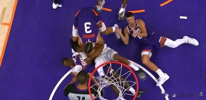 今天是打架日？继雷霆鹈鹕赛后双方大规模冲突后，太阳对阵篮网的比赛中也出现激烈冲突