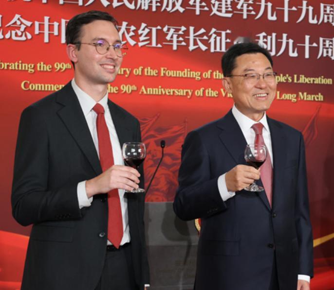 美国高官参加中国驻美使馆招待会，表态不希望中美开战，引起外界关注。

7月28号