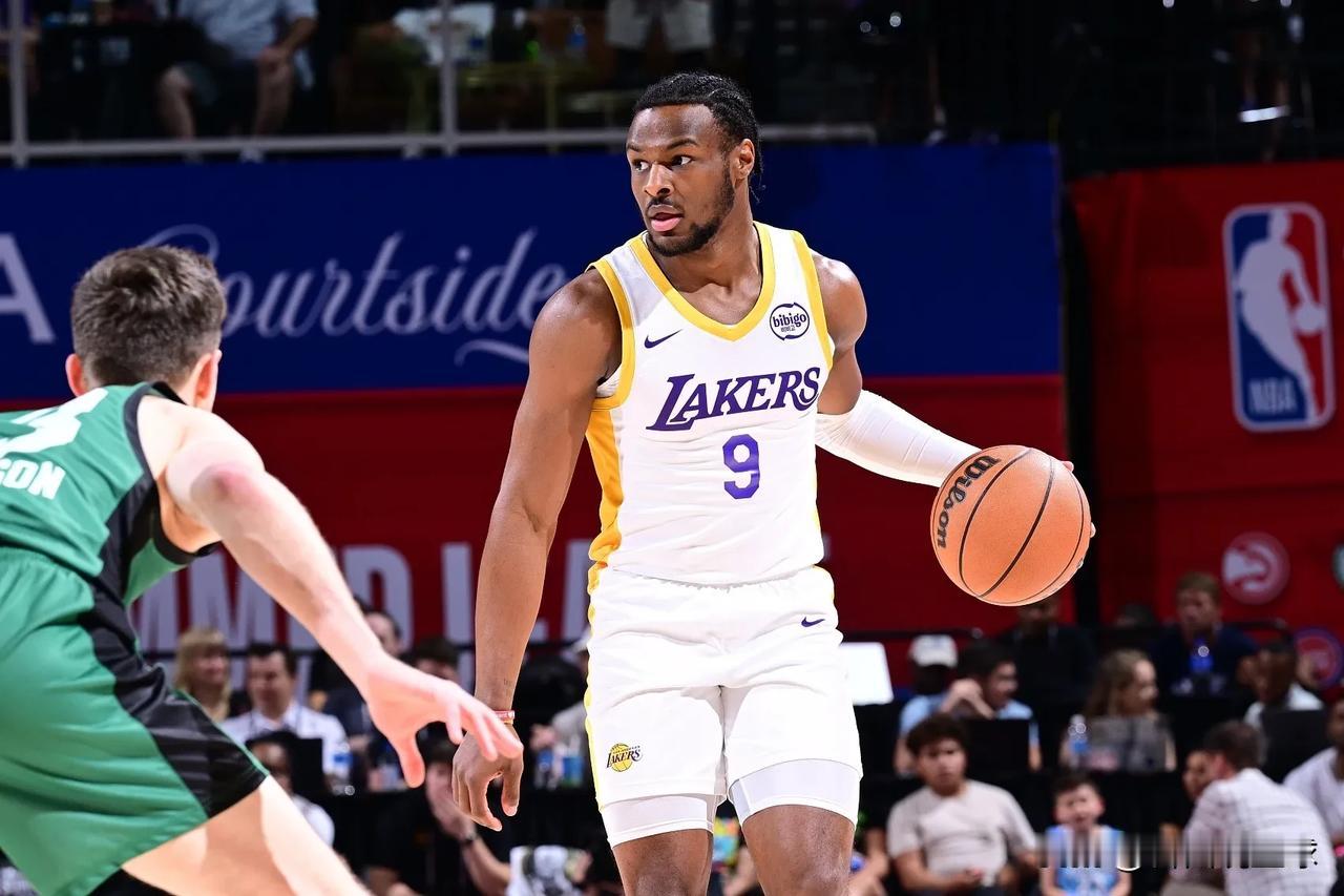 作为詹姆斯的长子，天赋平平的布朗尼能够进入NBA，是他的幸运，也是他的不幸。幸运