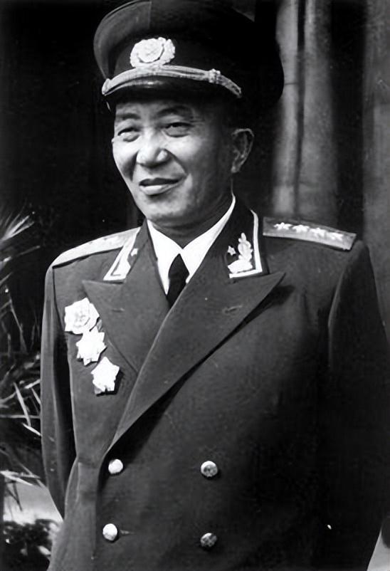 罗瑞卿大将住在北京缎库胡同，院子大门年久失修，门框也耷拉下来，开关门很不方便。门