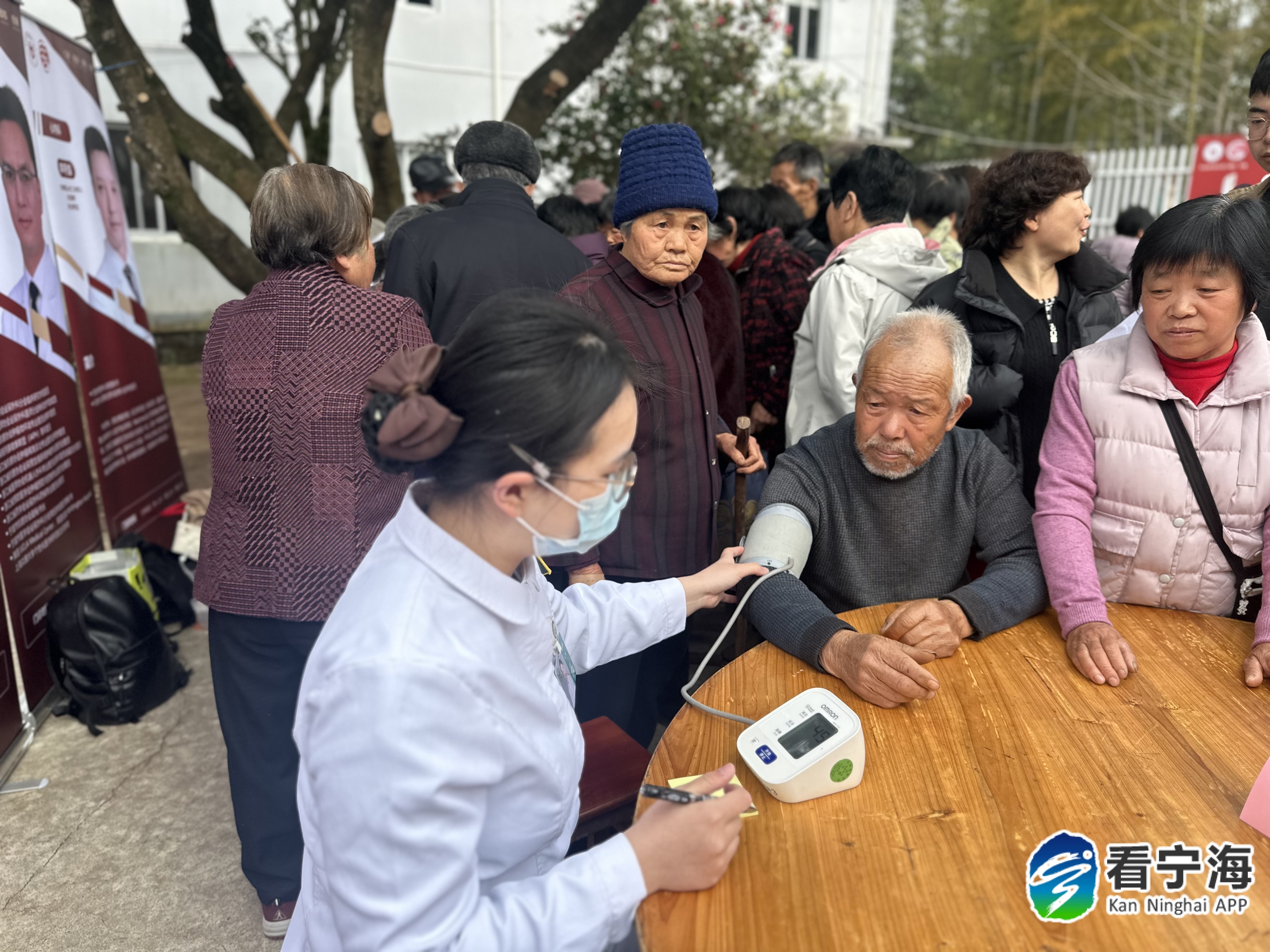 宁波宁海医生进山义诊暖人心 近日，宁波宁海医生团队走进高塘村，开展大型义诊。多科