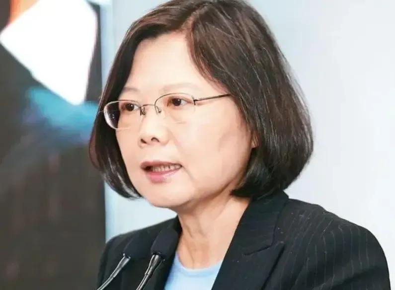 蔡英文现在面临这个困境，就是打破一个神话，美台关系固若磐石，固若磐石的话，最起码