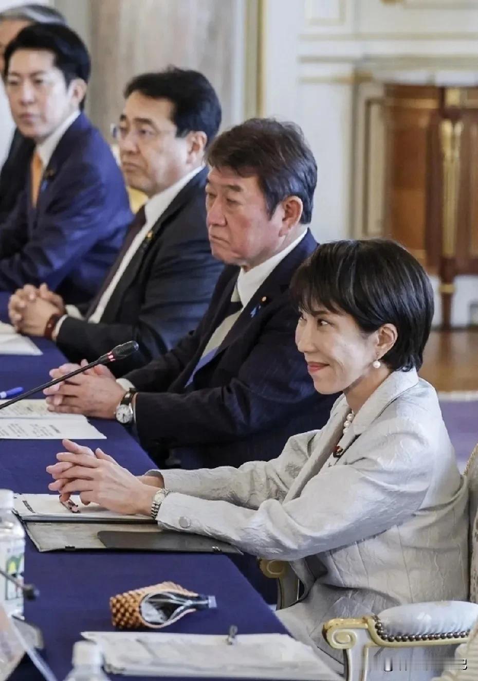 高市早苗的眼神既热情又 特别…