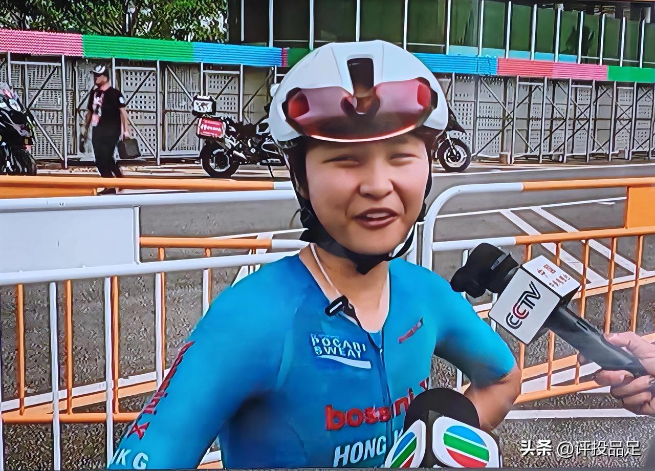 香港选手李思颖刚刚在全运会公路自行车女子个人赛卫冕冠军！
1.今天是十五运开幕式