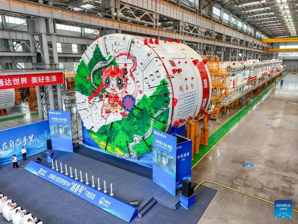 近日，中国自主研发的世界最大双盾构隧道掘进机（TBM）在四川省成都市新津区下线。