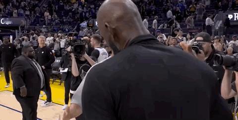 詹姆斯和库里拥抱詹姆斯等库里唠完嗑 NBA焦点战，湖人大胜勇士，赛后詹姆斯和库里