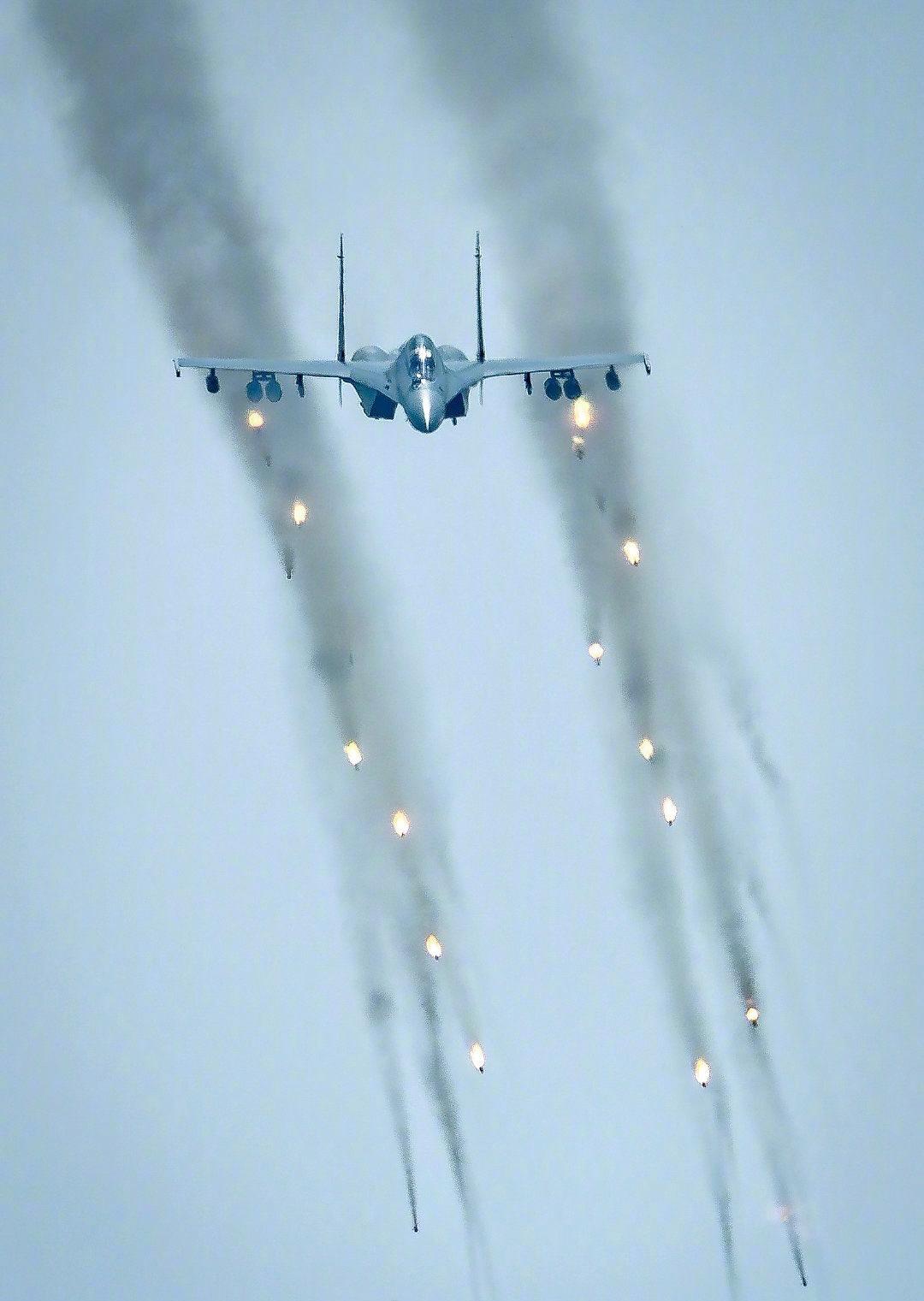 战机划破天际，干扰弹如璀璨火雨倾泻而下——这不是特效，是中国空军实战化训练的日常