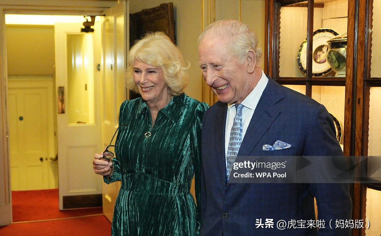 卡米拉王后在卡拉伦斯宫主持王后阅览室招待会，查尔斯国王和格罗斯特公爵夫人出席活动