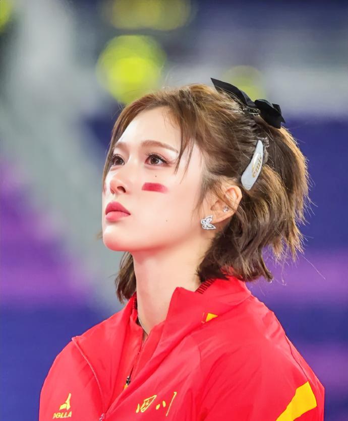 刚看到美女吴艳妮发文告别2025赛季：这一年，19枪累到失语，却闯过室内世锦赛半