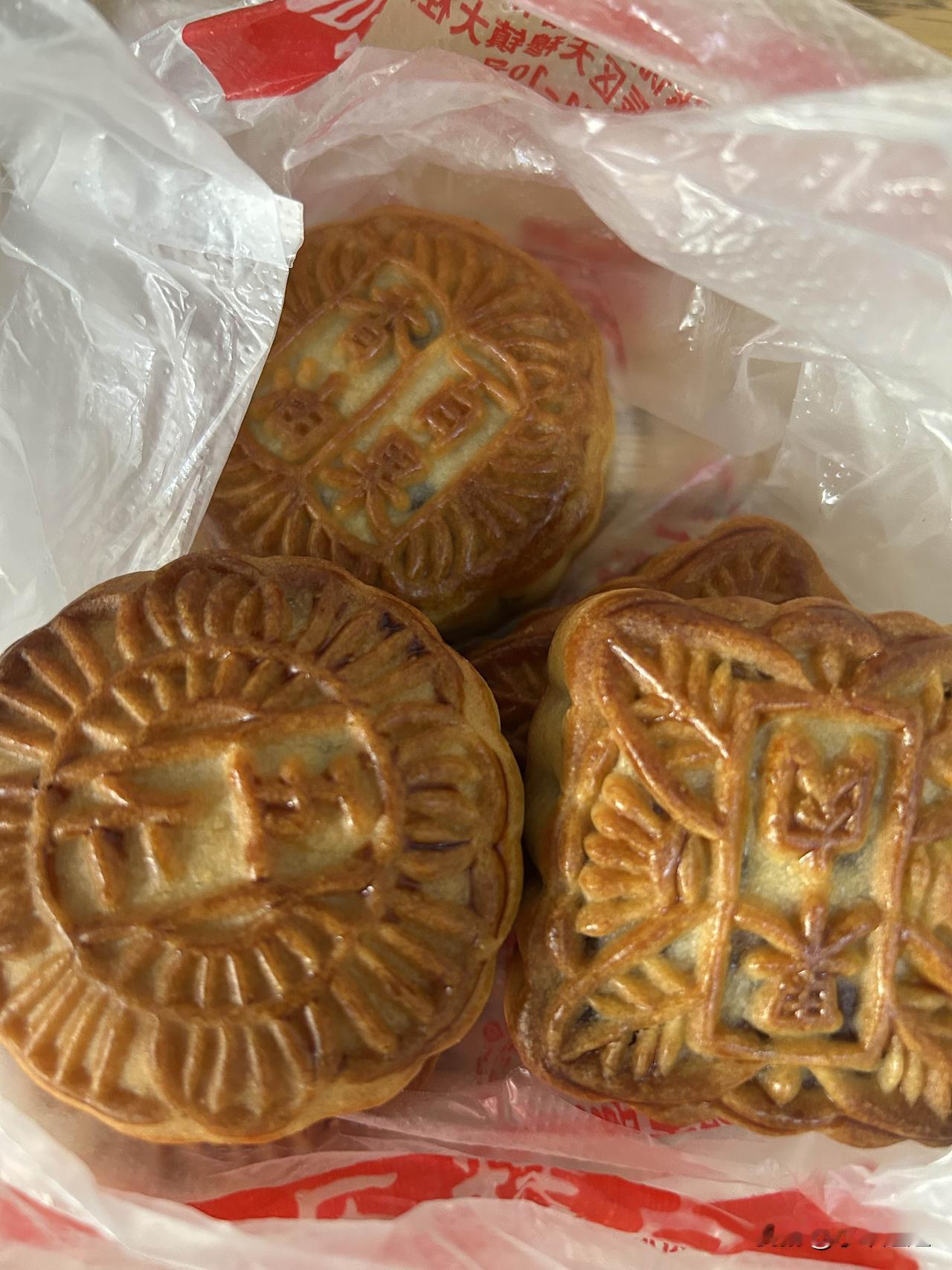 又吃上天津网红欣乐月饼了！
昨天我家老头子，拿来了6块欣乐月饼！
有两块经典伍仁