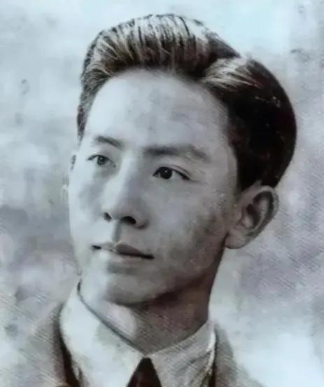 [微风]1948年，一位共产党员被捕，为了保命，他主动交代了一份12人的名单。特