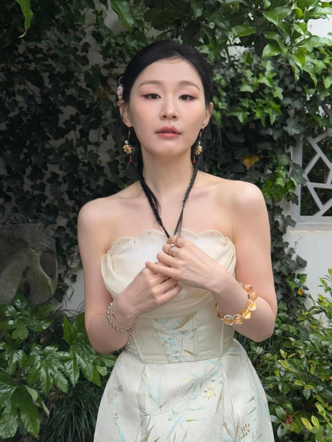 金靖瘦到认不出来 路人镜头下的金靖惊喜蜕变，褪去圆润感身形愈发苗条，瘦身效果格外
