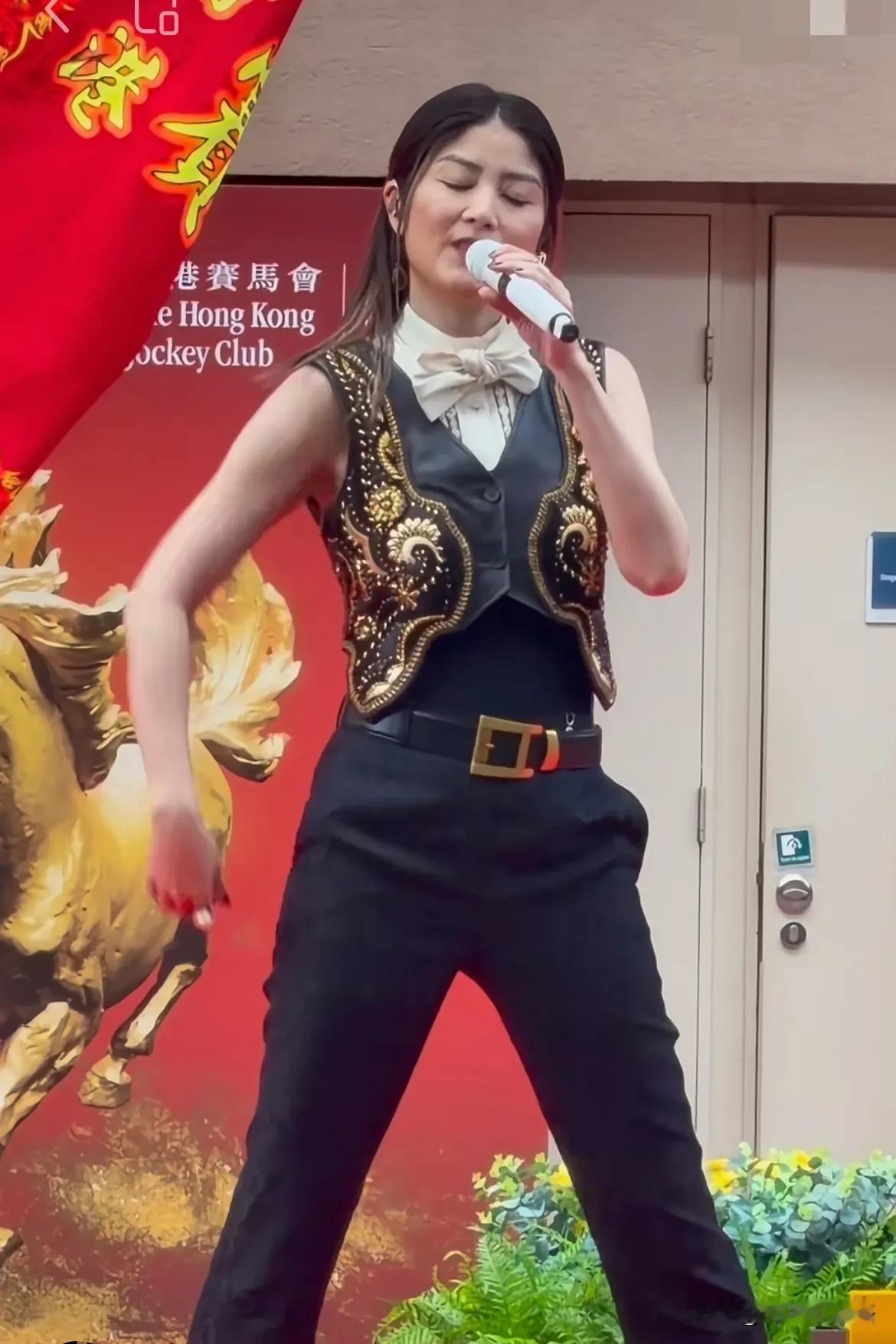 很多人都纳闷，
陈慧琳家里那么有钱，
根本不差钱，为啥还要去马场献唱？难道是缺钱