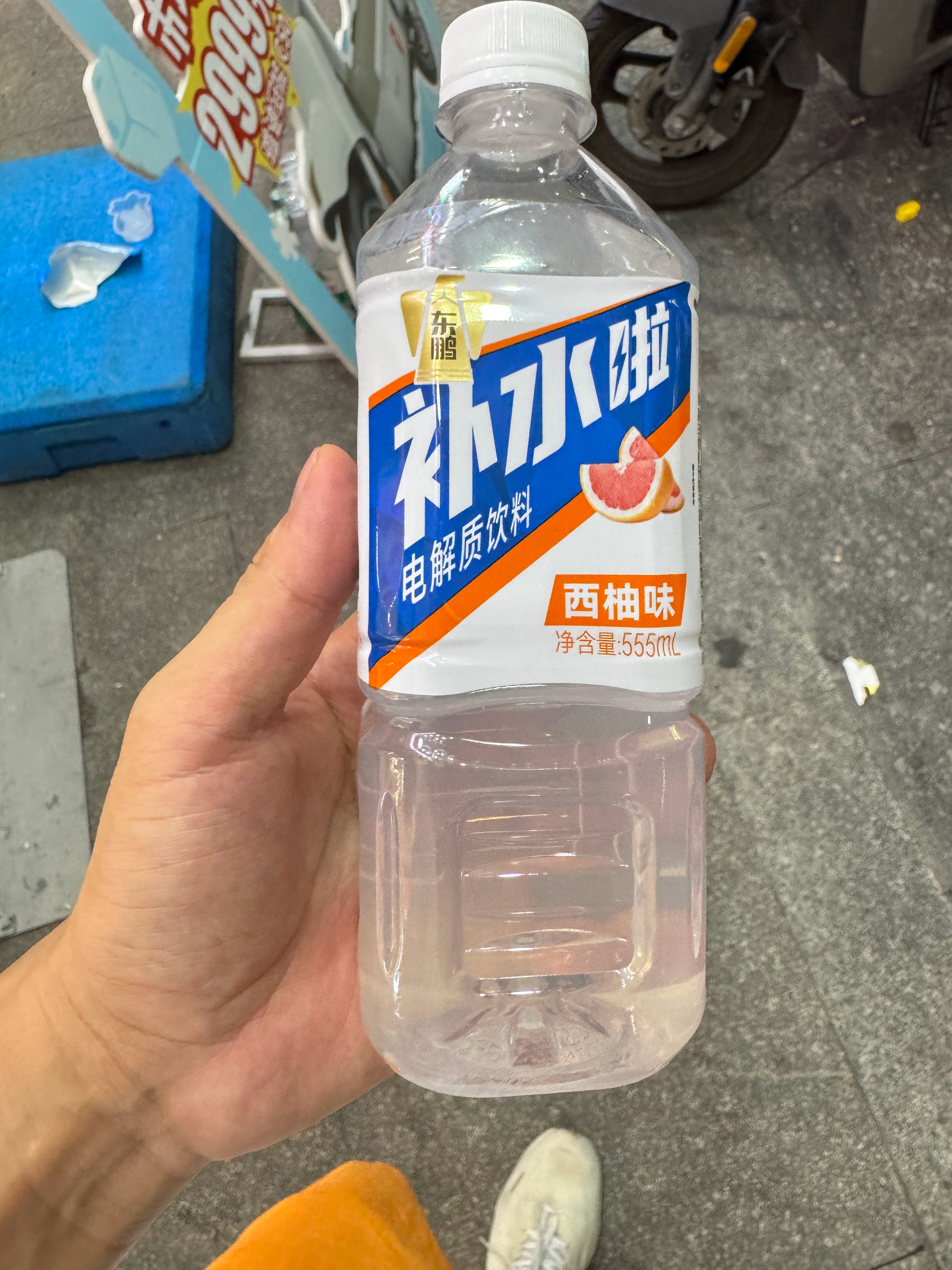 夏天热出汗，饮料喝电解质的饮料，比较正确的补水，能够让人体快速吸收 ​​​
