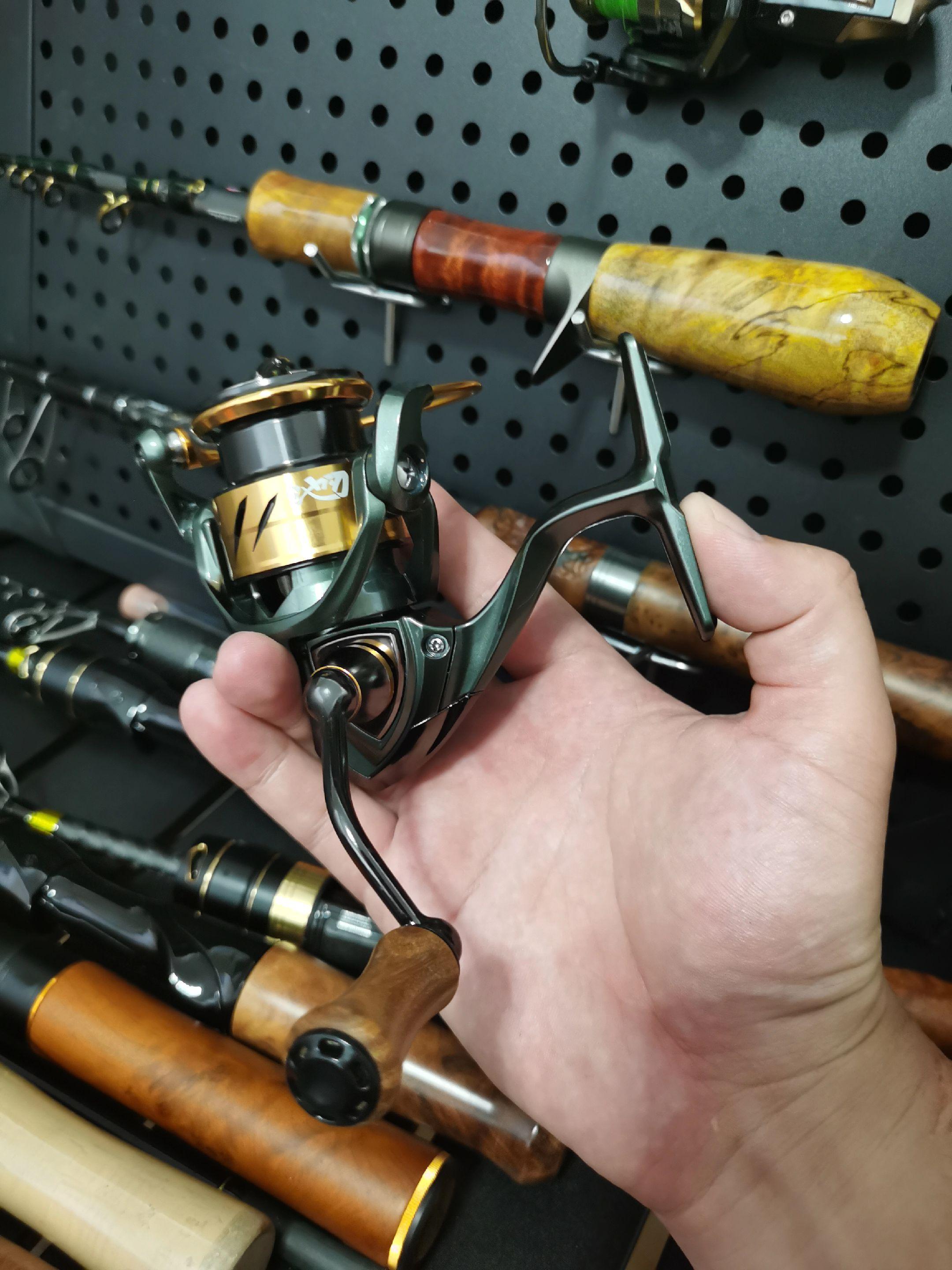 池刃路肯特二代溪流版到手。这个配色和这个绿檀的握丸确实挺好看，而且意外...