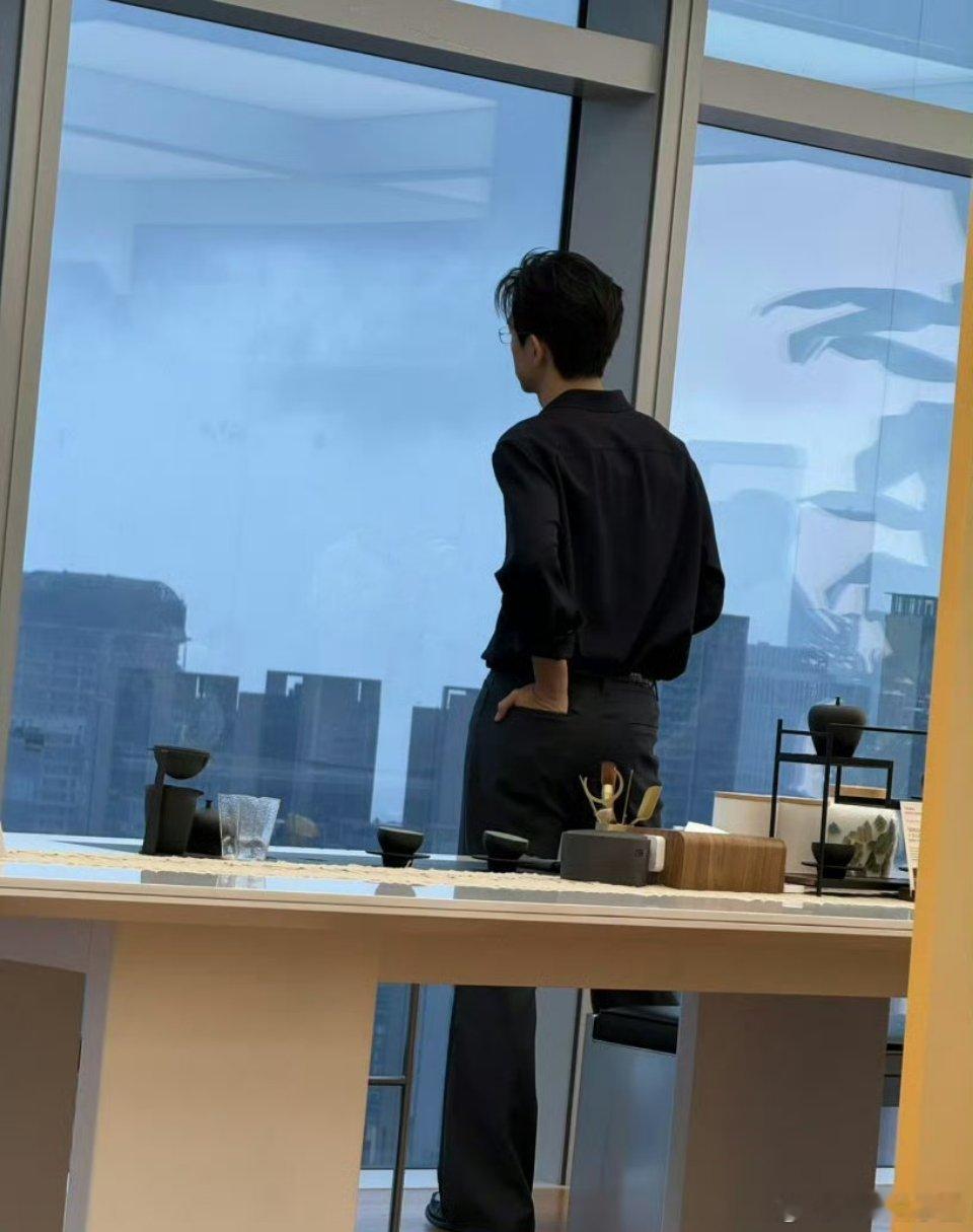 李现《雾里青》背影图！！孟弗渊真的是芳心纵火犯