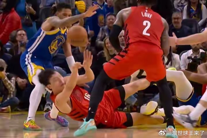 万幸！杨瀚森头部遭撞击后检查无碍 十分钟后重返赛场 在比赛中，杨瀚森因争抢篮板球