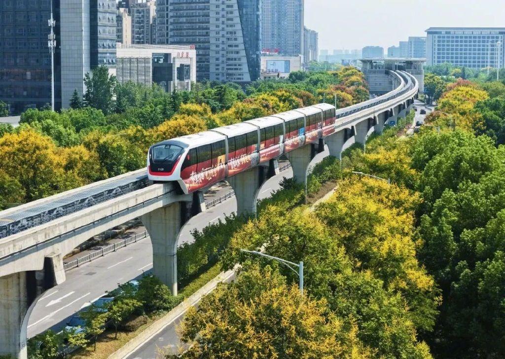 ​​作为全国首个以跨座式单轨为主干线运营的城市，芜湖再迎单轨产业发展新篇章。10