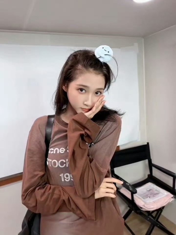 晓彤一大早就来修她的小夹子了，这两个人间萌物