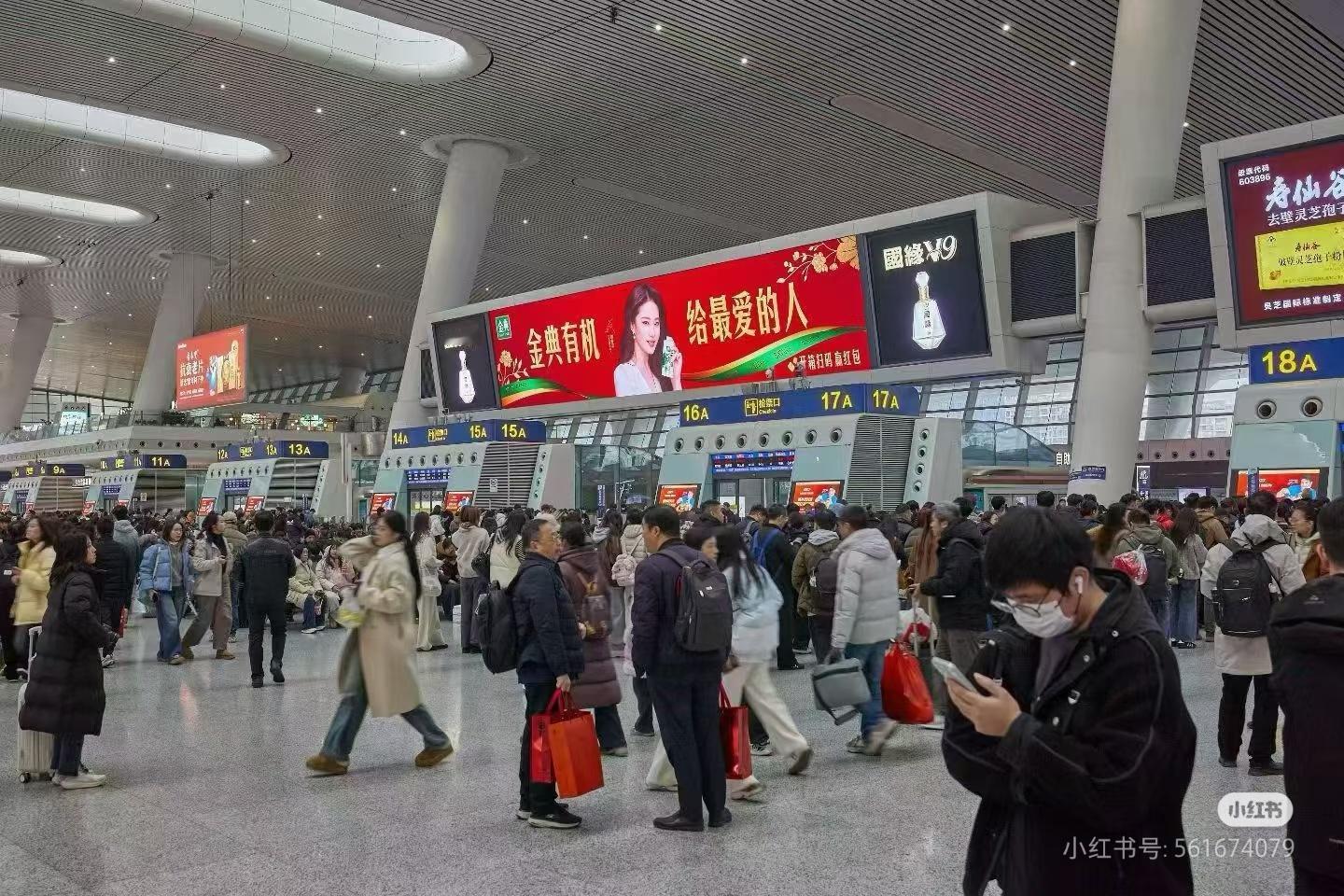 上海站，从进站开始到候车多个大屏让你无法忽视刘亦菲金典广告，拜年就送金典