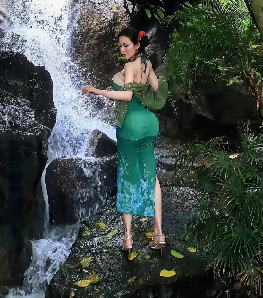 清水出芙蓉，天然去雕饰。