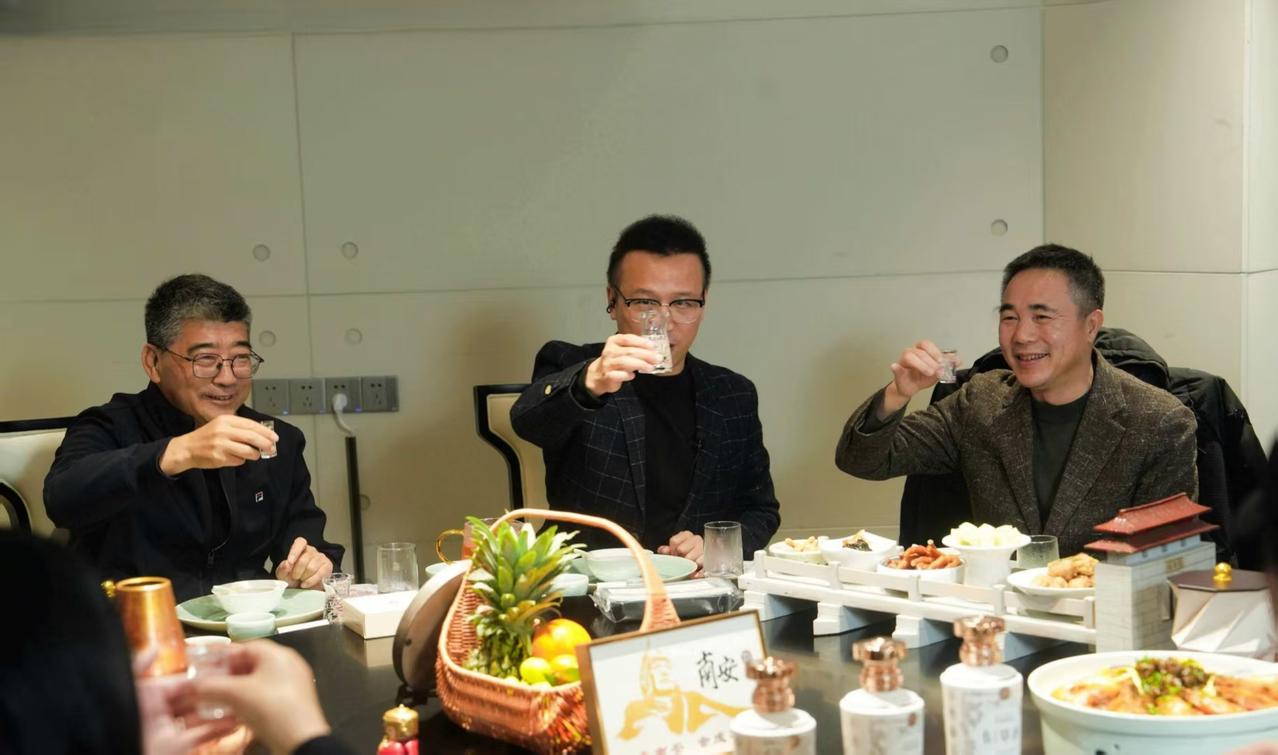 荣归故里，驭尊而行。今年春节，财新副总裁周智琛开尊界S800返乡泉州，邀闽菜大师