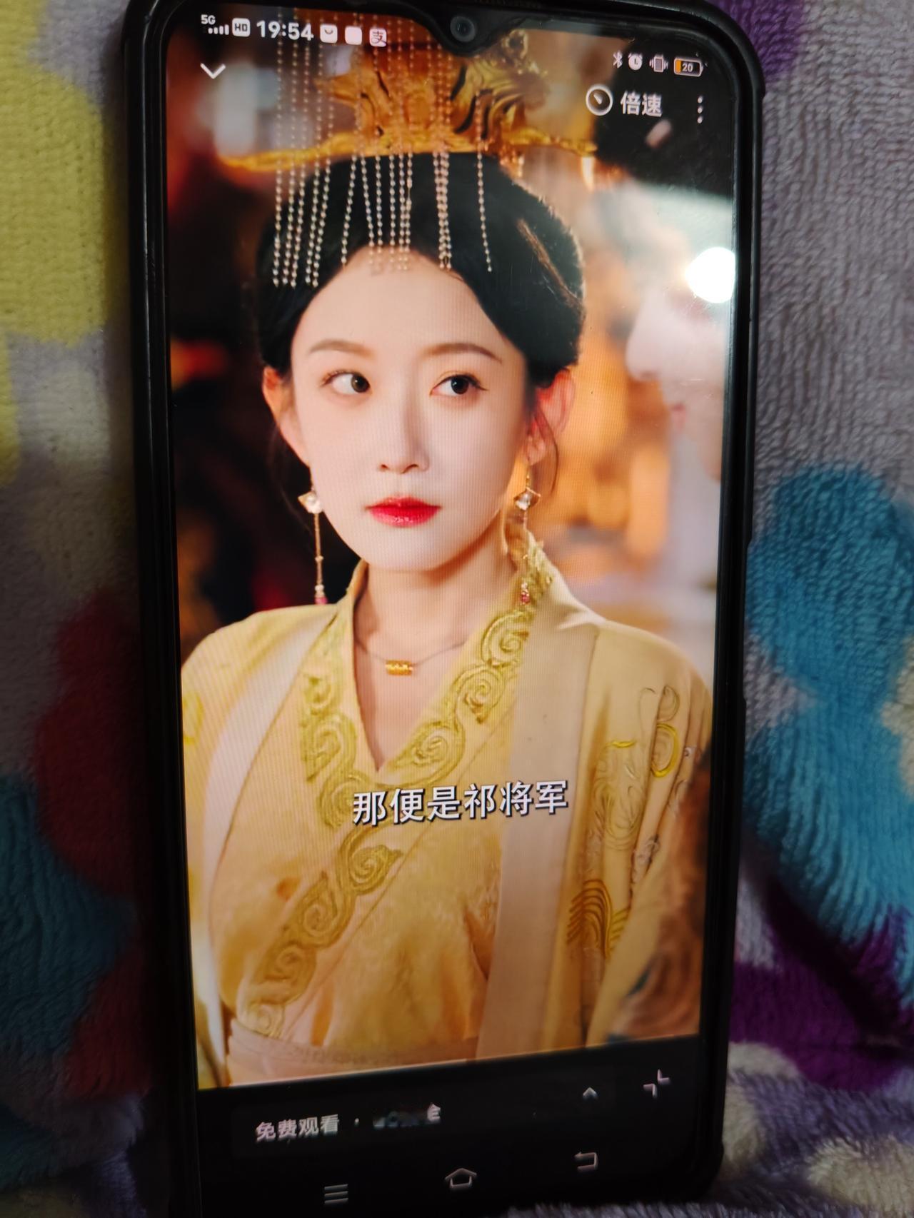 看到这段古装剧片段时，瞬间被女主的气场惊艳到了。她一身明黄色宫装，头戴精致流苏冠