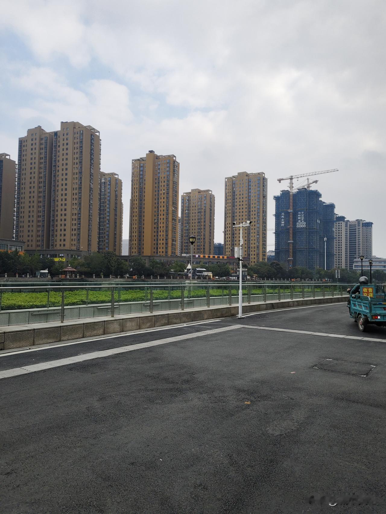 宿迁城市建设，一线城市的赶脚，虽然楼不高，城市也不大，但是路好，基础设施也有，高