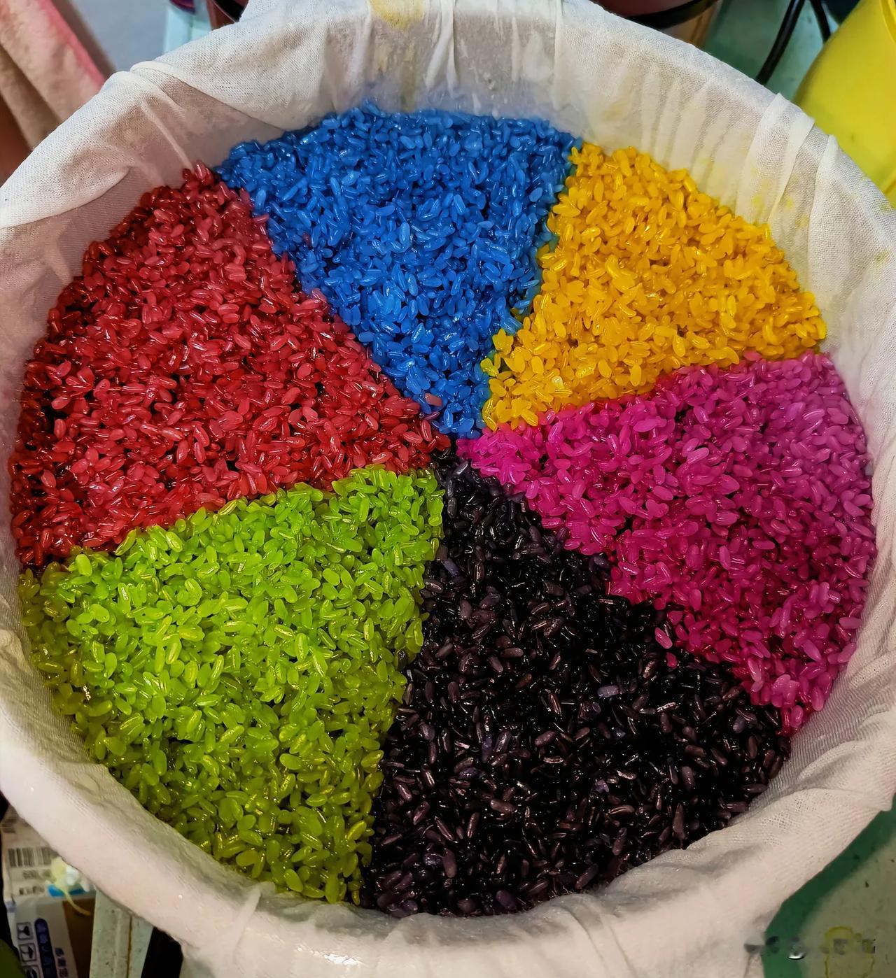 别乱猜了！壮乡五色糯米饭，每一抹颜色都是原生态！

最近我们广西不是在热热闹闹的