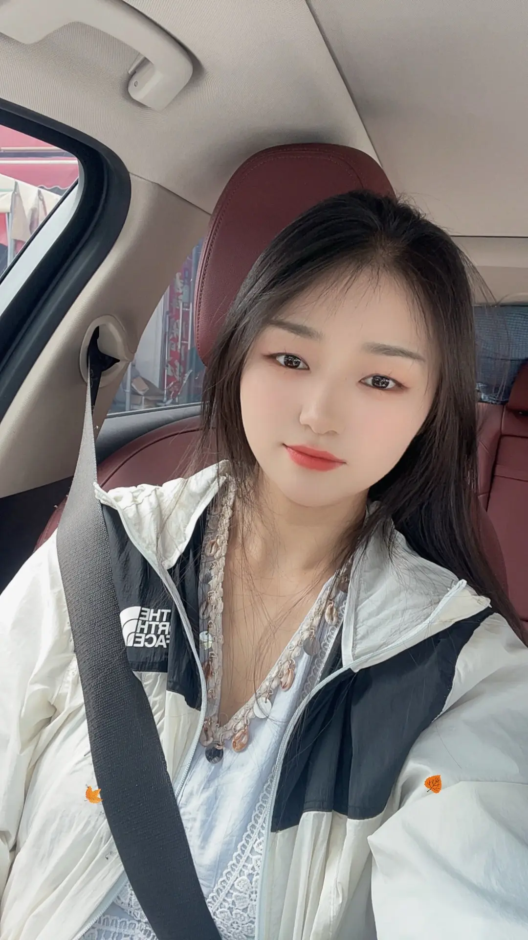 人与人之间总是在不闻不问的日子里慢慢告别，也许仍有爱意，但以无能为力。