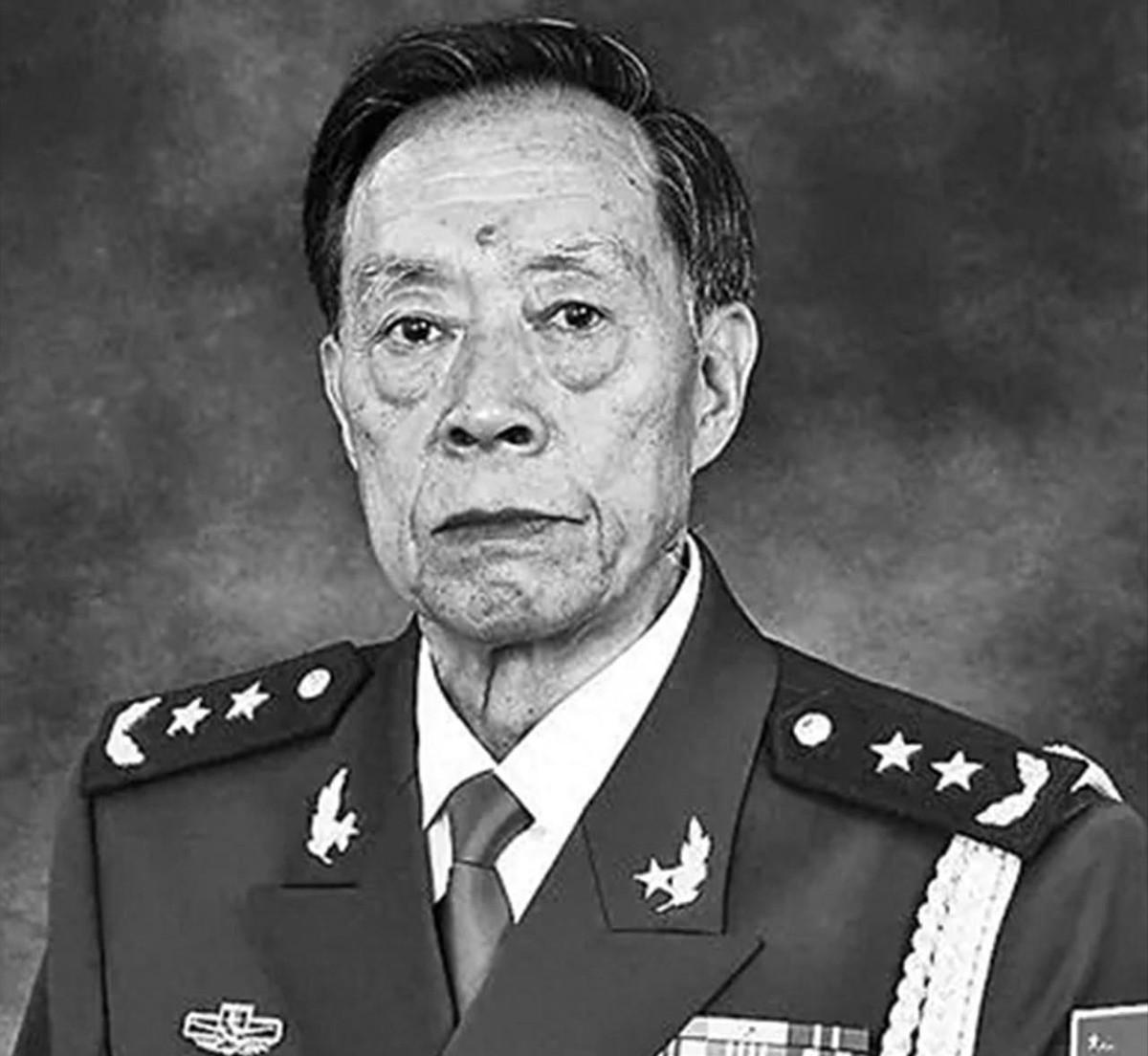 纵身一跃守护长江，98抗洪总指挥的英勇壮举，26年后依旧让国人热泪盈眶！
199