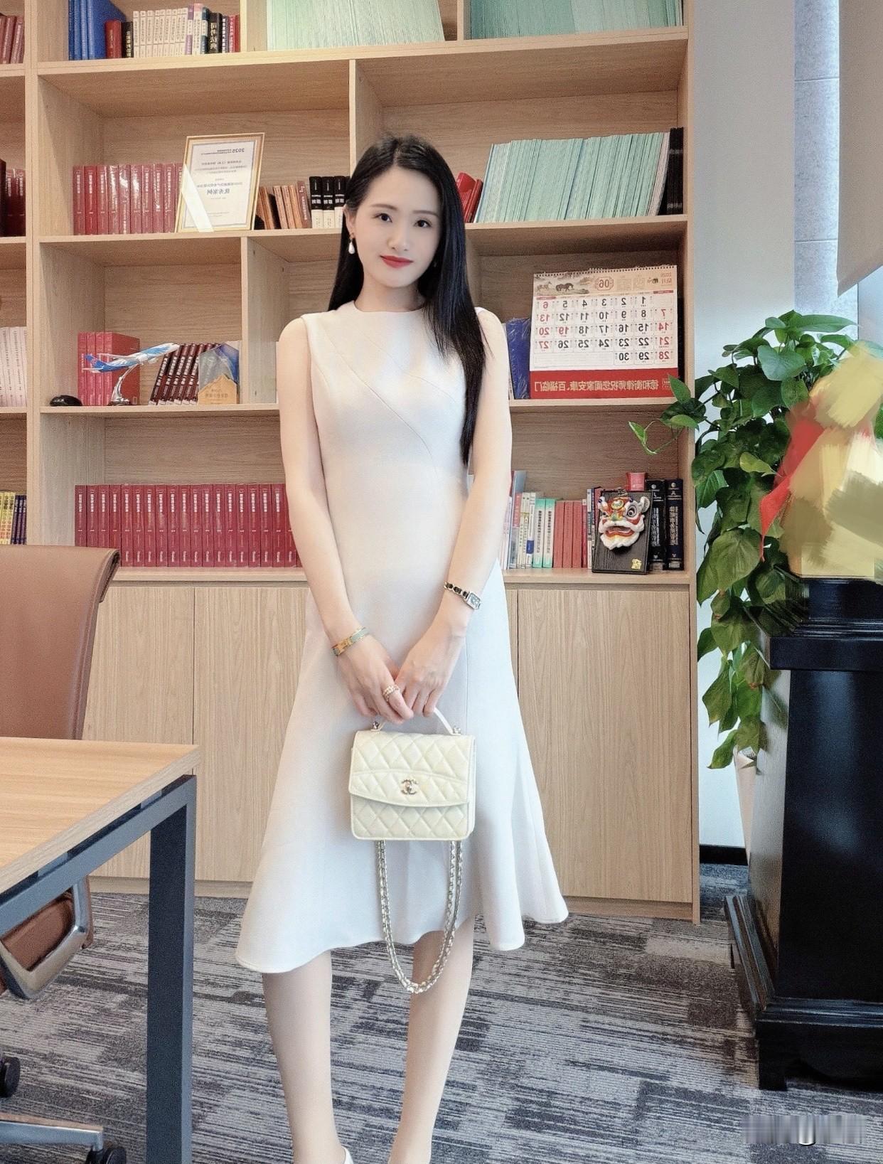 气质穿搭怎么穿才恰到好处?白色连衣裙搭白色高跟鞋，纯白色系夏天穿一身白简直时髦减