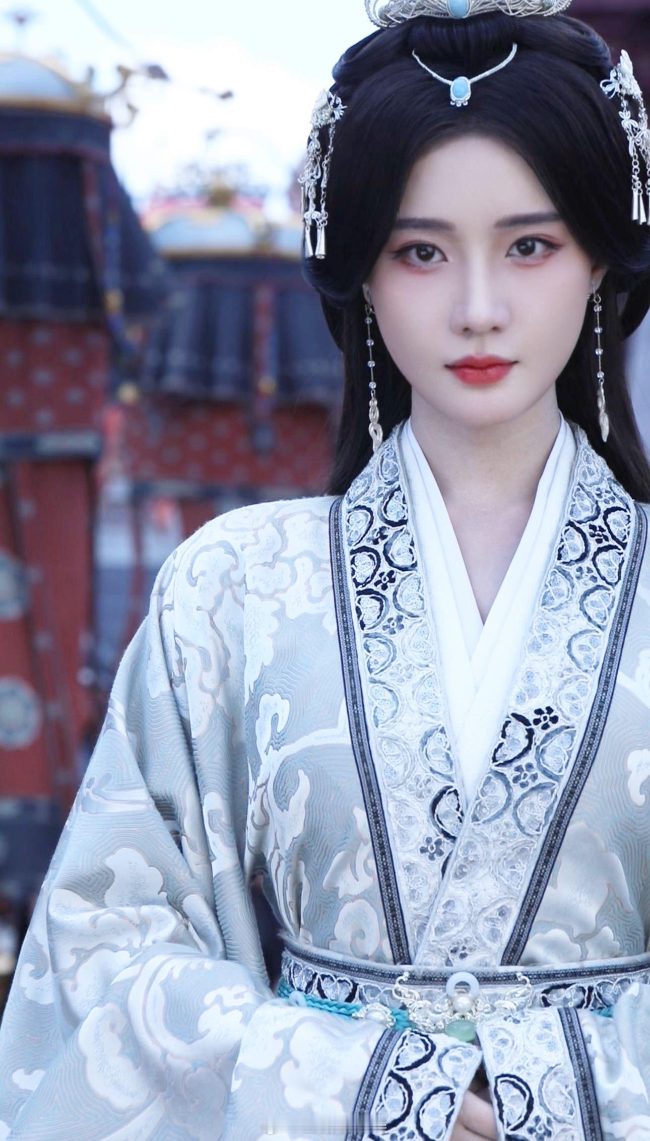 陈意涵疯批女王这就来了 以情为刃，以笑为局。疯批女王 已就位，准备好你的心跳，一