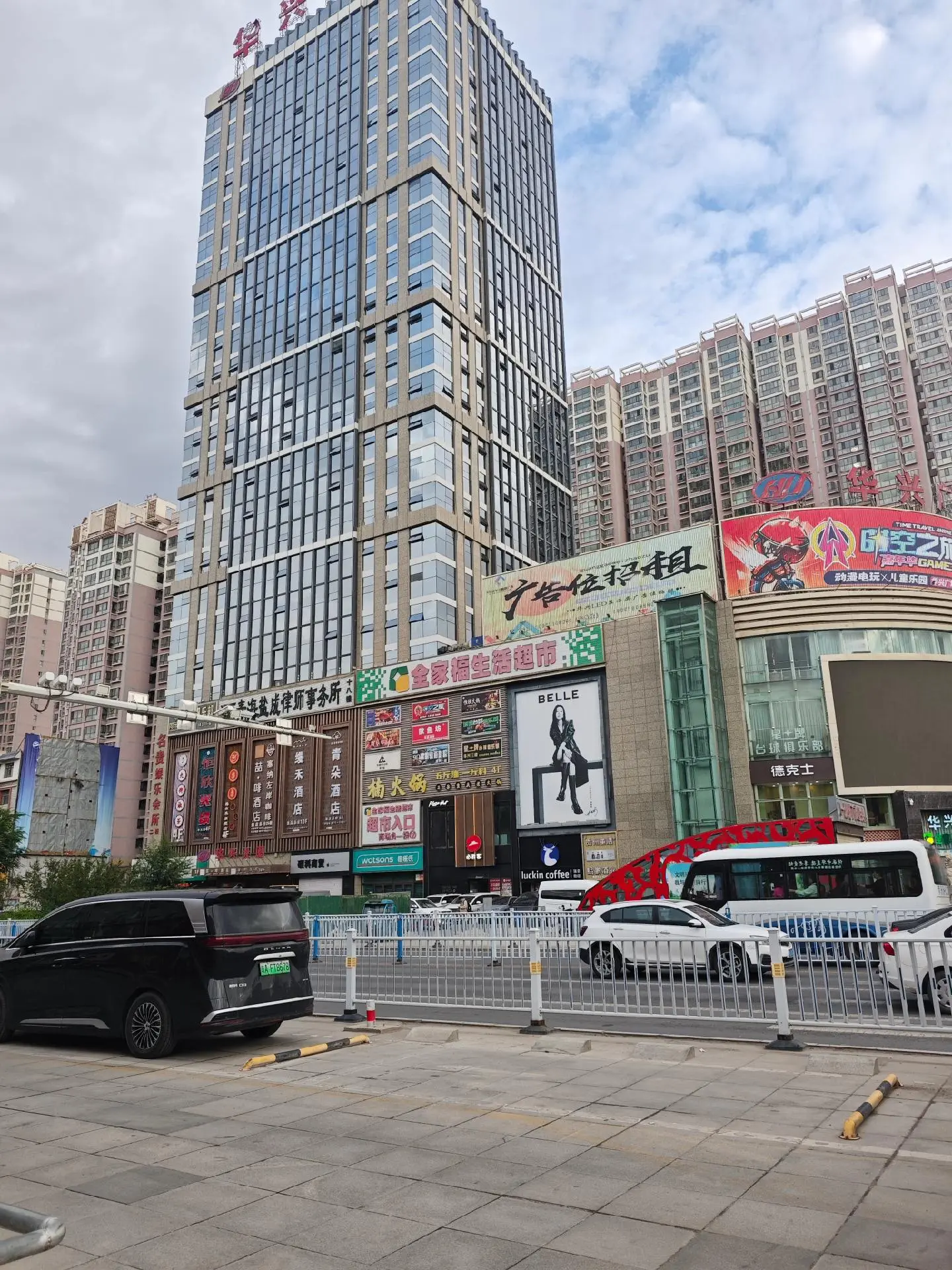 格尔木的清晨，带着独属于高原的凛冽气息，再整上一碗青海牛肉面。我在想...