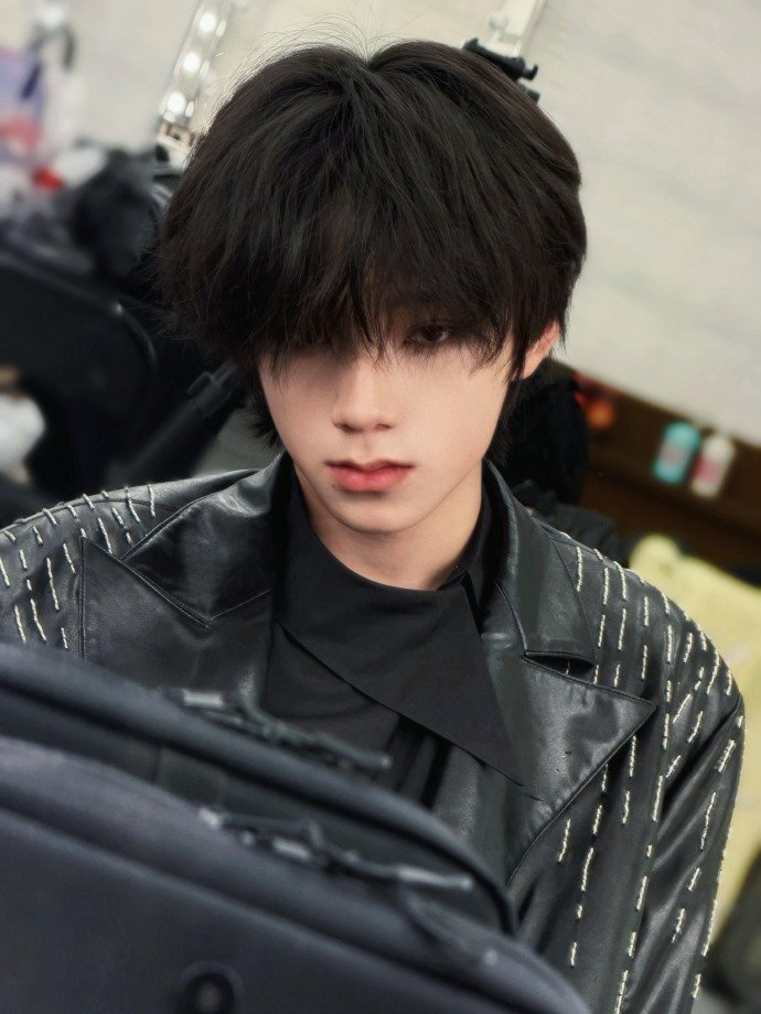 王橹杰摸下巴有被割伤的风险 王橹杰这下颌线也太锋利了，摸下巴都像有被割伤的风险，