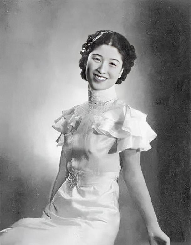 1940年深夜，郑苹如被秘密押到小树林执行枪决，特务见她是个大美人，实在于心不忍