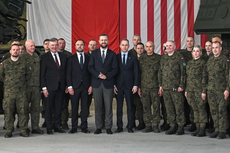 波兰防长：自身强大才有资格成为美国的合格伙伴：波兰防长18日宣布首个装备“爱国者