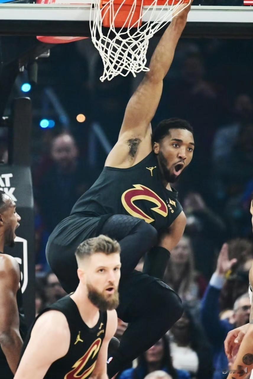 米切尔：“哈登给我传的这个空接太美妙了！这球我绝对要裱起来挂墙上。”

哈登与米