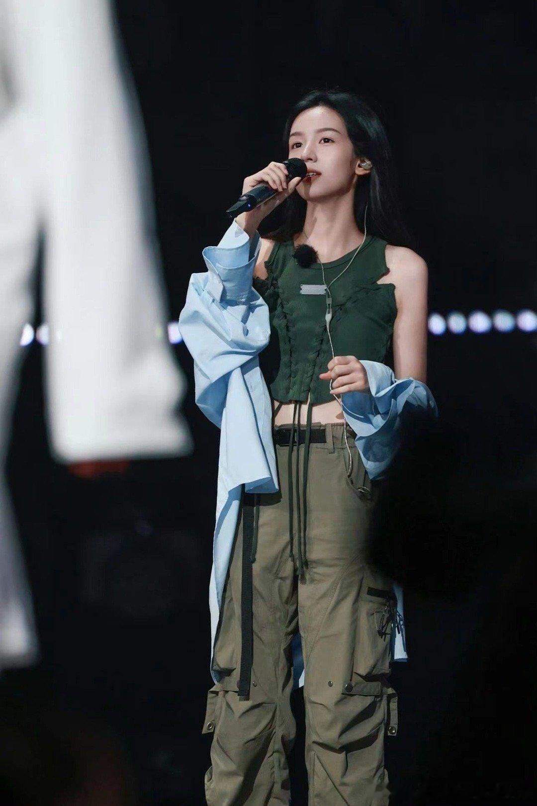 #周也半脱衬衫# 周也参加《城市捉迷藏》演唱会彩排，她的造型充满了时尚张力！军绿