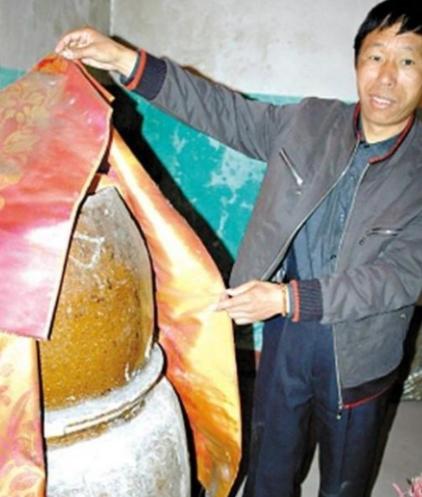 2000年，江西一农民去世后，儿子将父亲遗体放进了大缸。村里人纷纷说儿子不孝，没