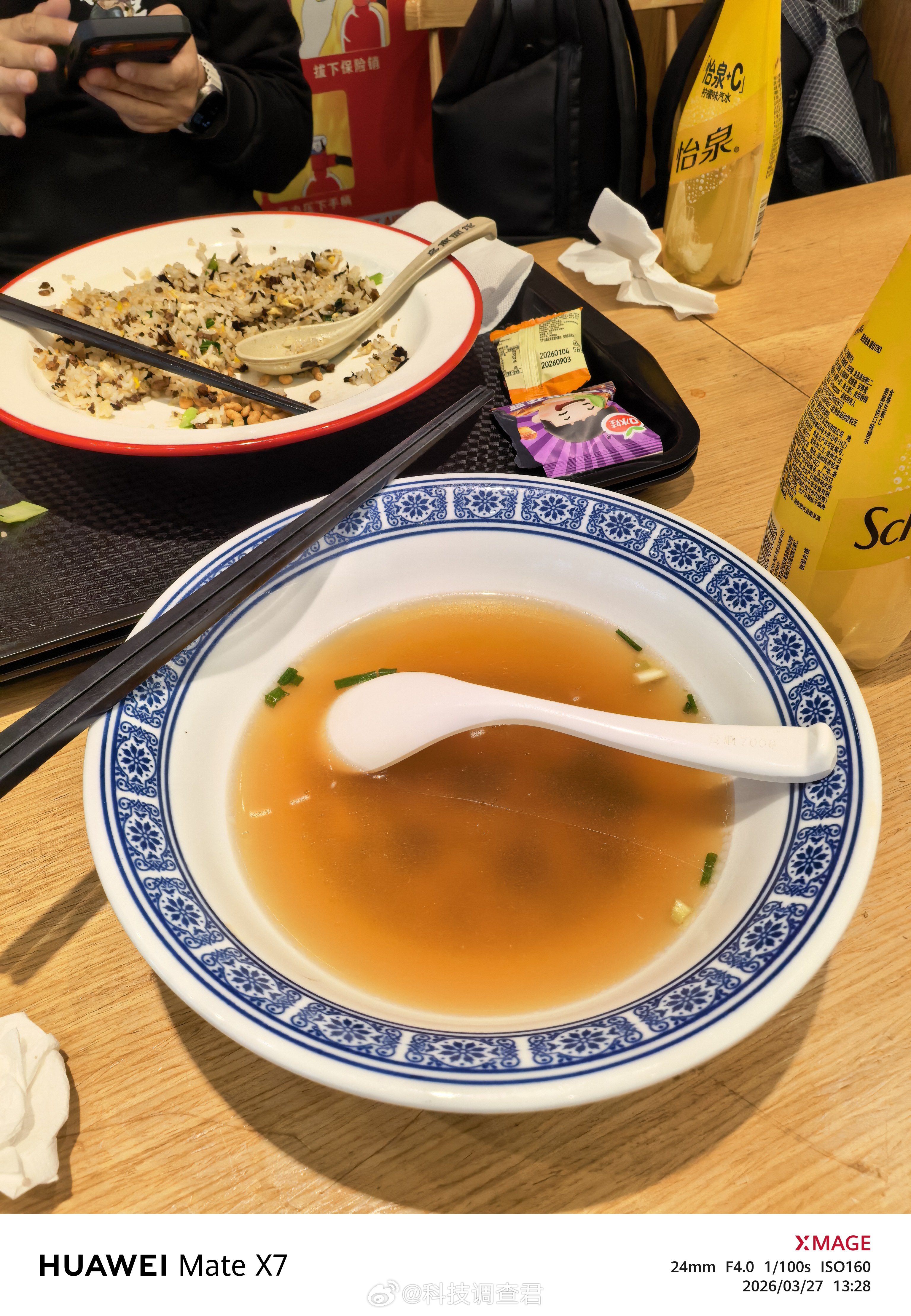 义乌的休息室很不错虽然没有太多吃的但是隔壁的面馆是和休息室联动的什么大排面、馄饨