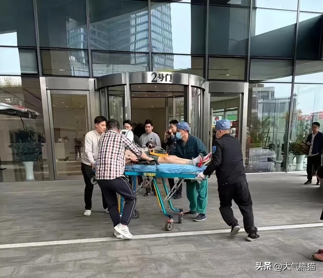 张雪峰去世细节披露，早上还在直播，下播以后又在公司进行高强度的跑步训练，出现不适