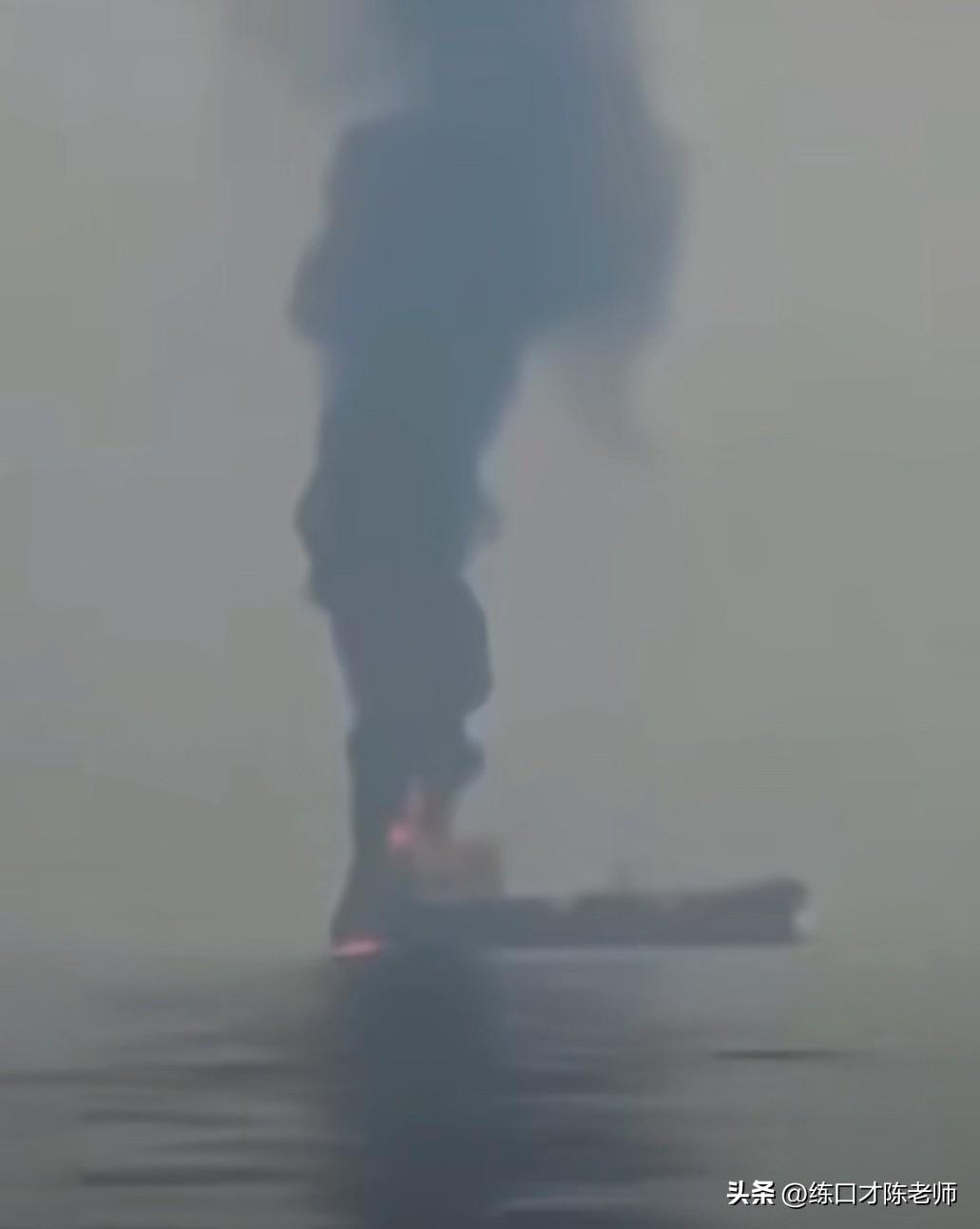 当地时间3月1日，伊朗武装部队袭击了试图通过霍尔木兹海峡的“天光号”油轮，并使其