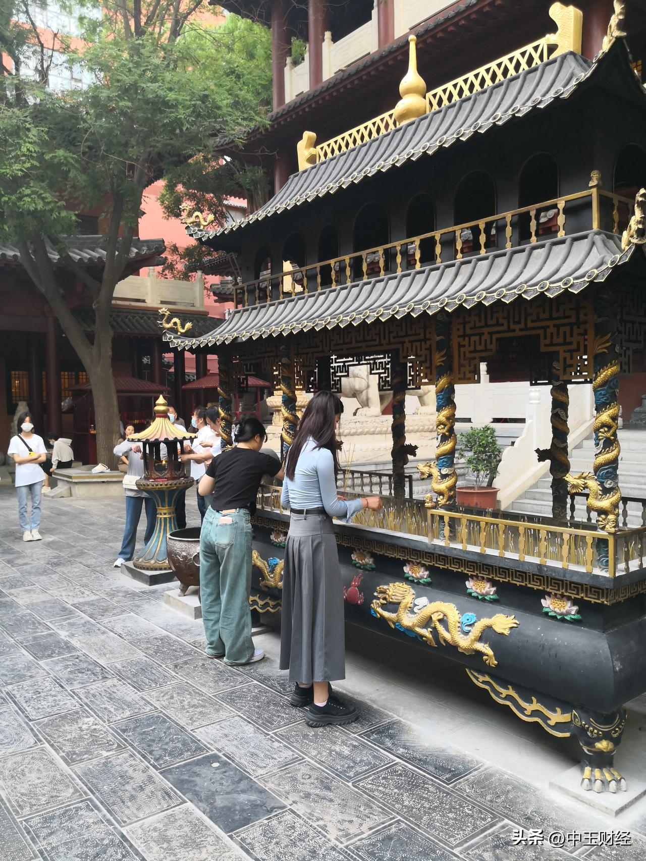 记录我的2026一个城市的寺庙文化，发生了一个大的变化，就是年轻人烧香拜佛许愿的