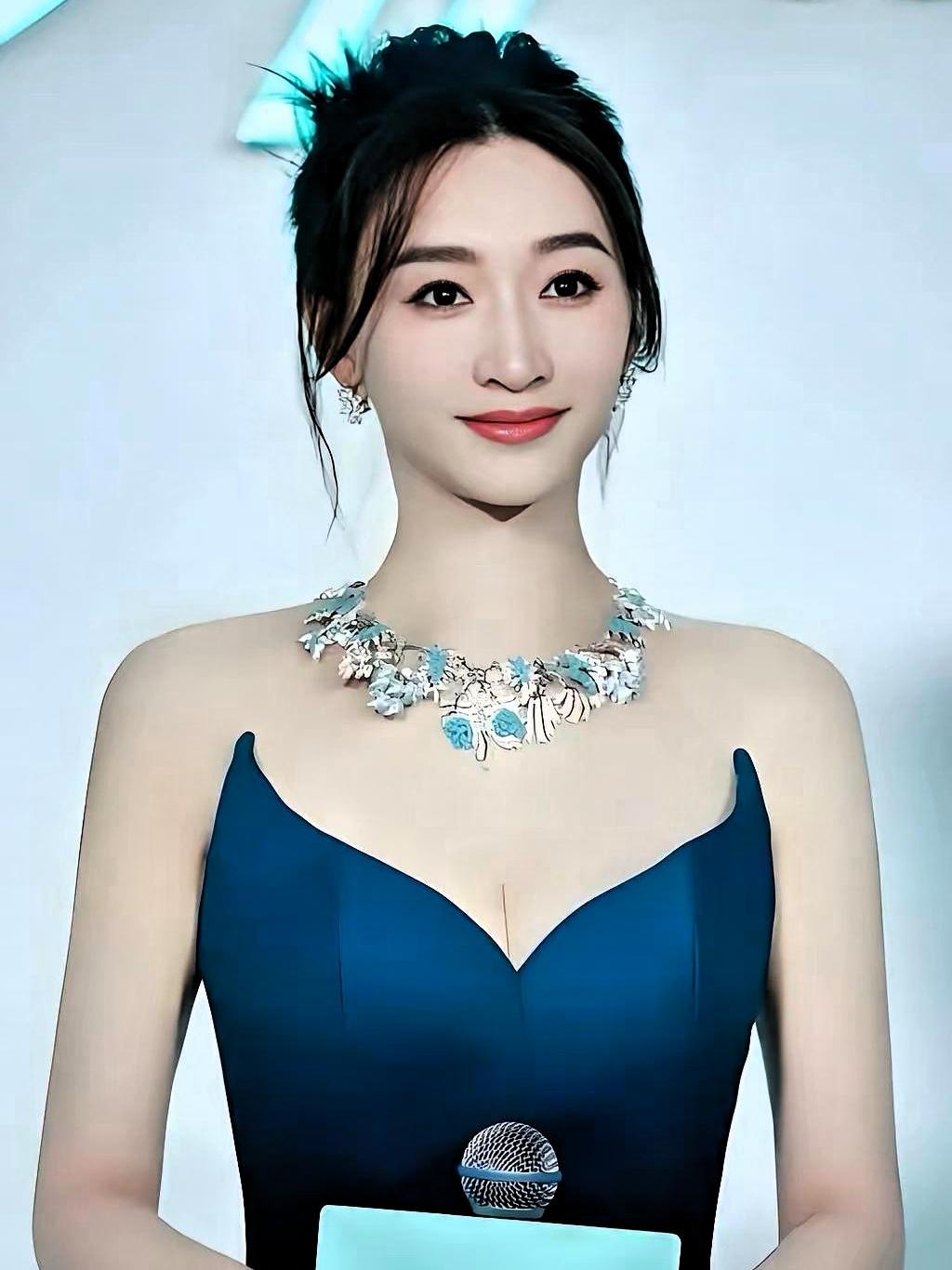 50岁李小冉婚姻落幕！当年砸5亿娶她的人，终究没能走到最后
 
谁能想到，曾经被