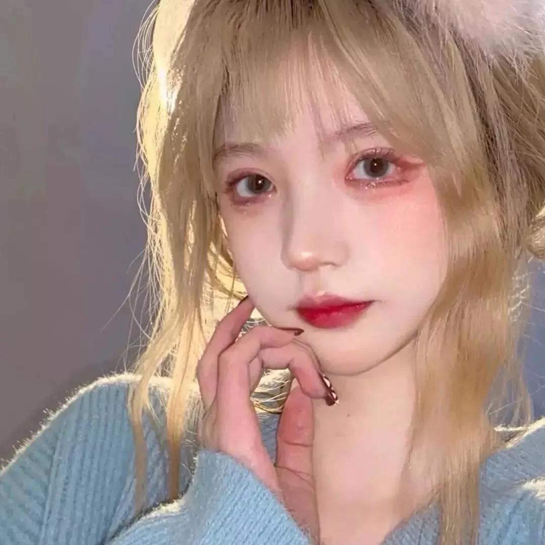 梦幻少女，唯美可爱，粉色妆容，毛绒帽子，温柔动人。粉头发少女 梦幻紫发少女 粉发