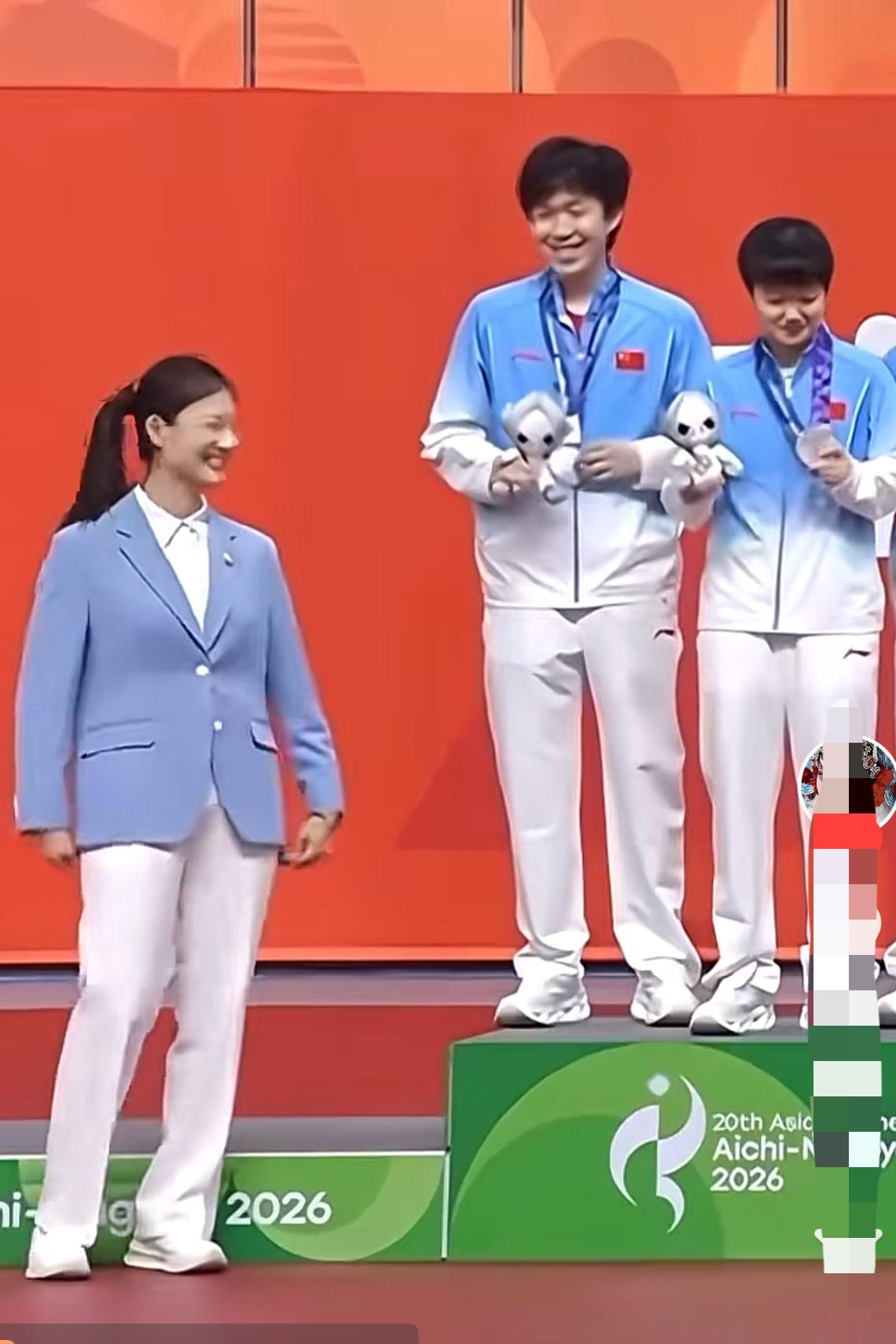 丁宁：莎莎、大头祝贺你们！
莎：丁姐，都不好意思了，
头：打得不好，让你失望了。