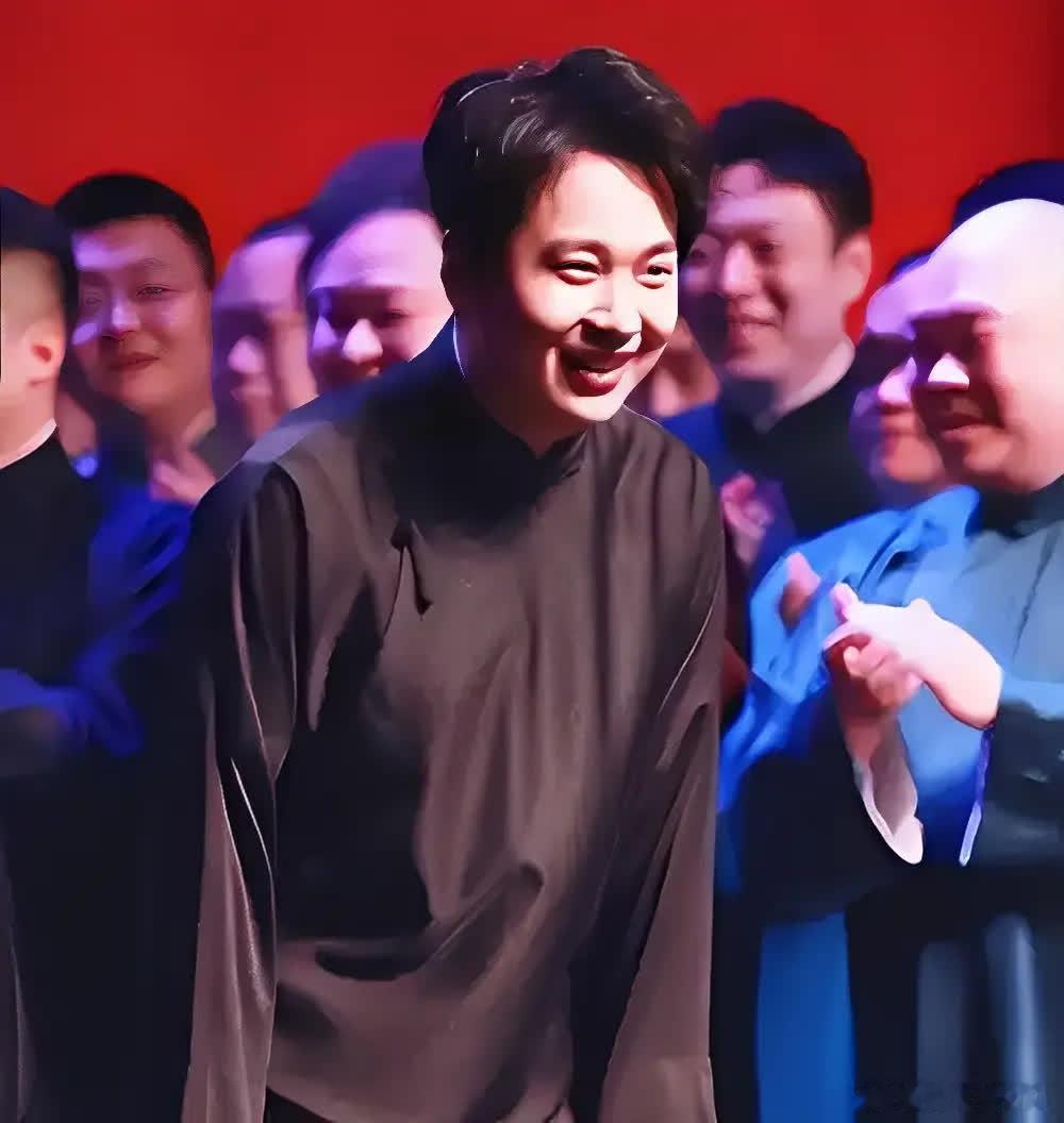 “妈，您回来吧，儿子现在有能力养您了。”郭麒麟成名之后给远在日本母亲打电话。当年