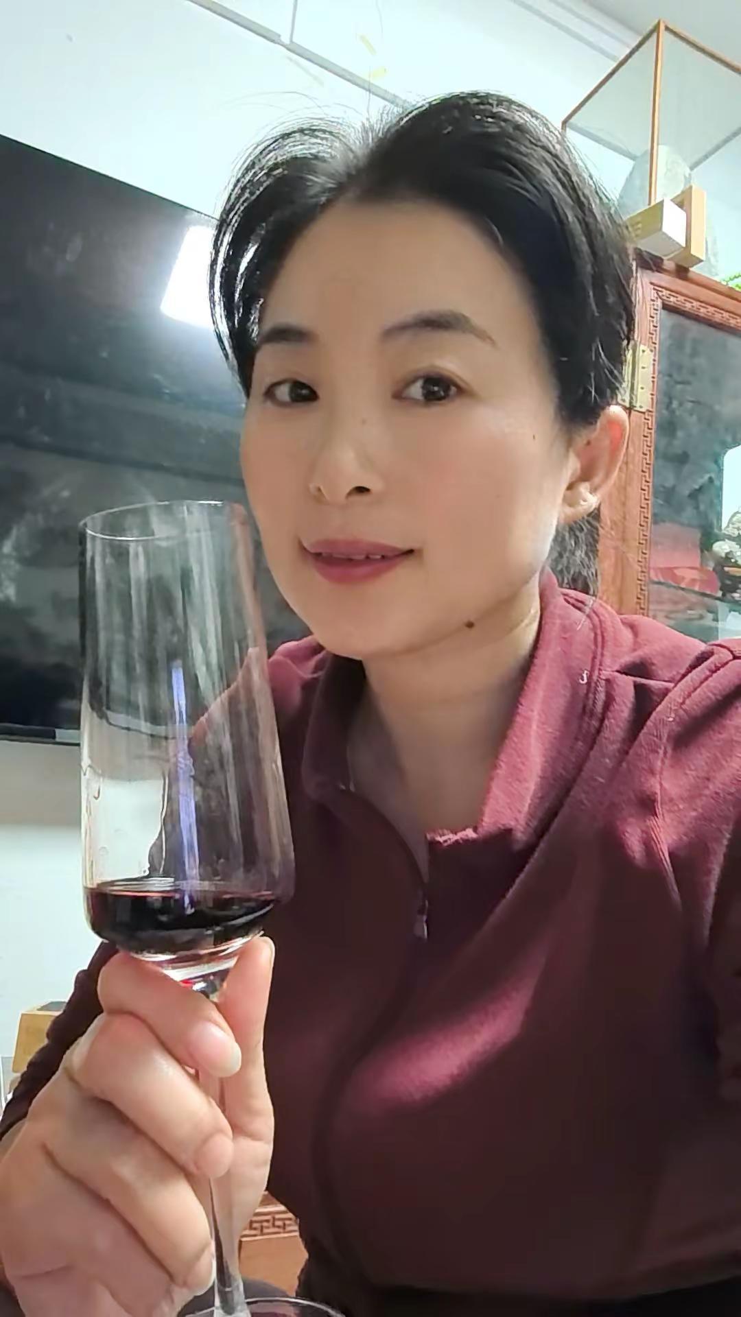 不品人间酒，不知其中醉！放下烦恼，敬过往，敬明天，敬你岁月无波澜，敬我余生不悲欢
